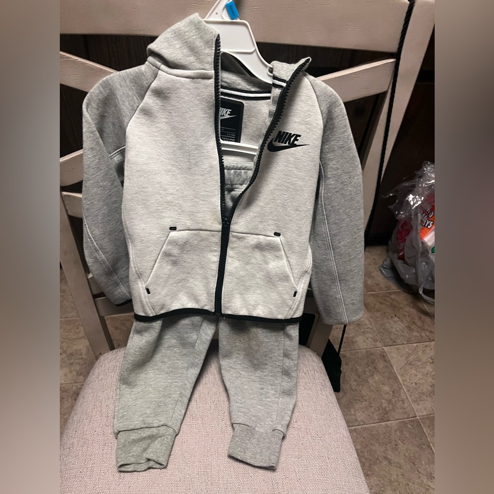 Toddler Nike tracksuit 2t